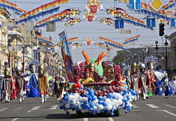 Парад на Невском в День города