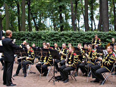 Военные оркестры играют в Летнем саду